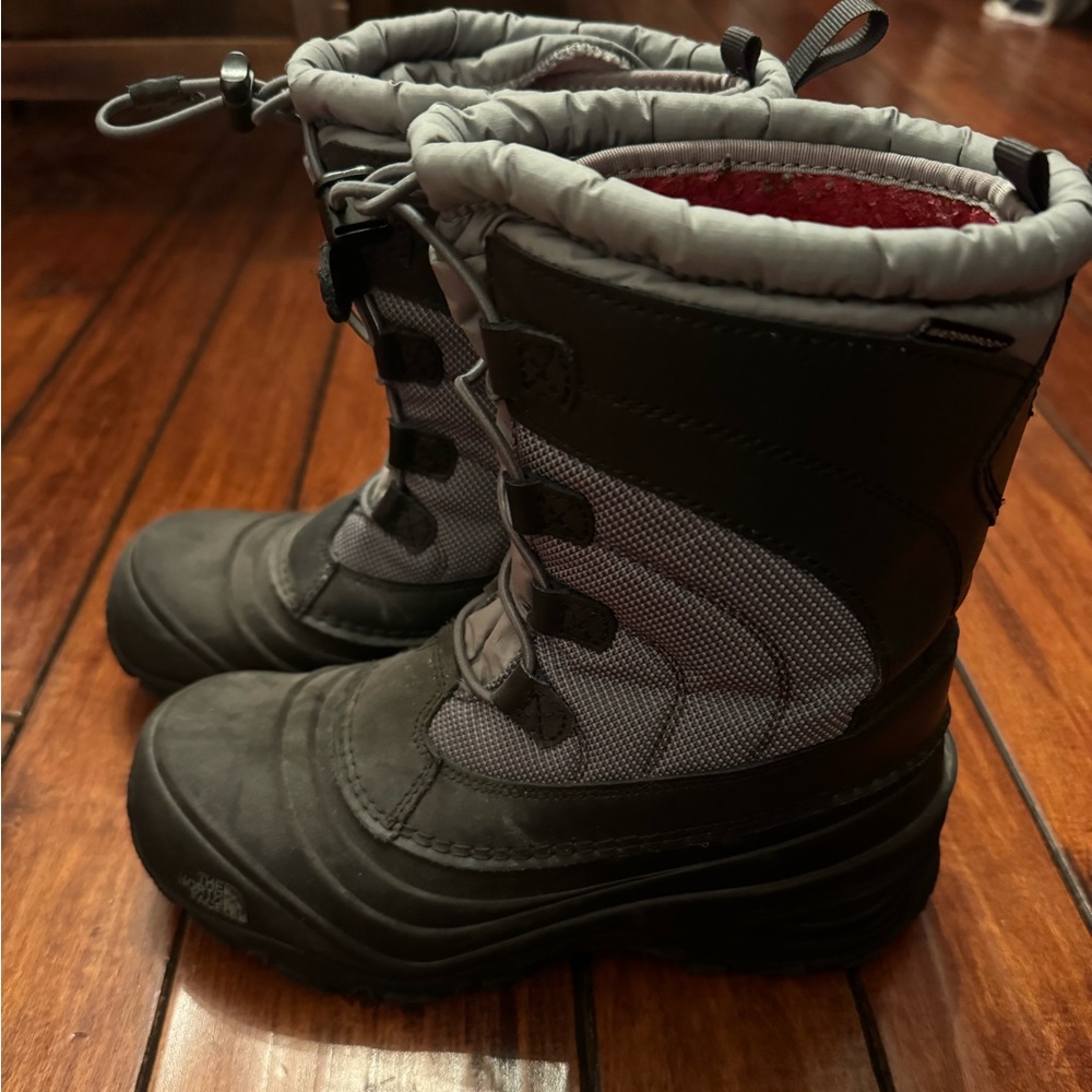 THE NORTH FACE Kids' Alpenglow IV Snow Boot, Black, Youth size 5